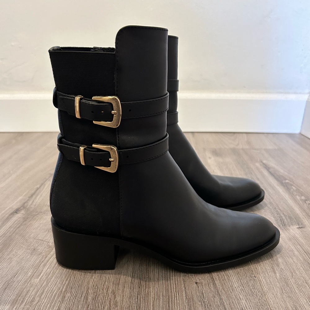 EUC Zara women’s boots size 37 / 7 black and gold zip up with buckles